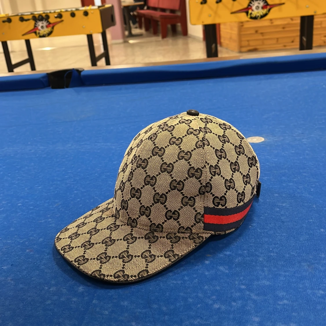 Beige keps från Gucci med monogram