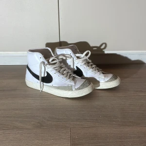 Nike Blazer Mid  - Nike Blazer Mid vita size 40.5 US 7.5. Använda men tvättade. 200kr