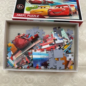 Disney Pixar Cars - Velocity (pussel 100 bitar) - Pussel med motiv från Disney Pixar Cars, innehåller 100 bitar. Färgglad design med kända bilar som Lightning McQueen och vänner. Rekommenderas från 5 år. Perfekt för dig som gillar bilar och pussel.