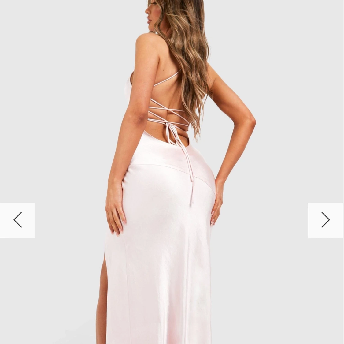 Ljusrosa långklänning med slits och öppen rygg - 1