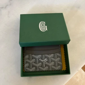 Plånbok  - Säljer en väldigt fin vacker plånbok som är perfekt nu till sommaren helt ny inga fel skriv vid frågor så löser vi 