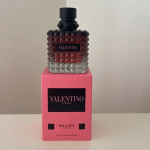 Valentino Donna Born In Roma Intense 100ml - Valentino Intense 100ml. Ny och endast testsprutad 1 gång! 💐