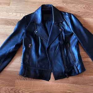 Massimo Dutti  - Storlek Medium, fårskinn, alla kedjorna i svart metallic, som ny! 