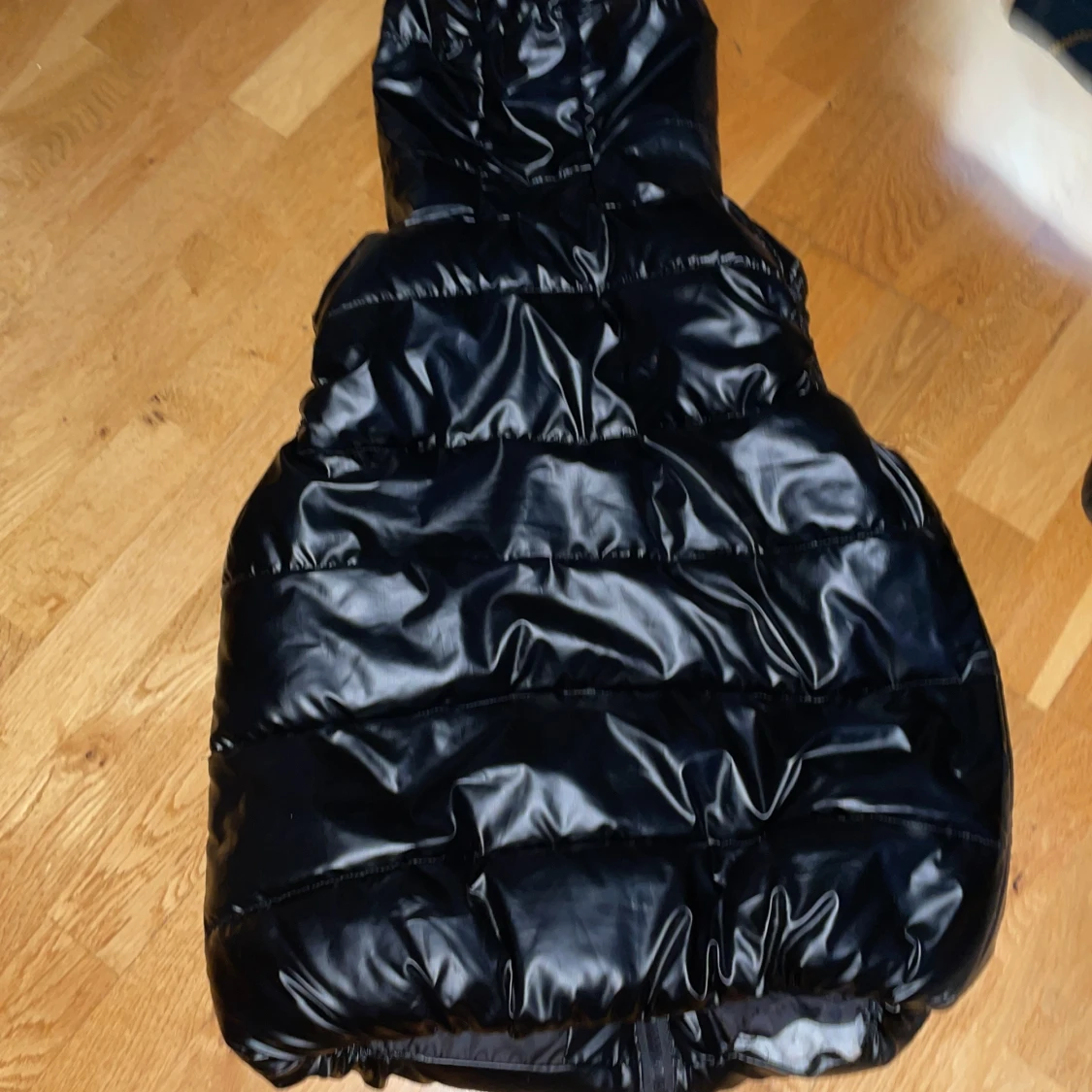 Svart dunväst med huva - 1