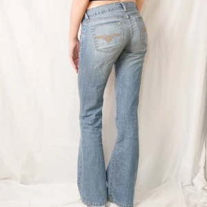 Bootcut jeans - Perfekt passform och snygga detaljer på fickorna. (Egna bilder)💓