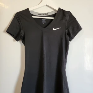 Svart Nike Pro t-shirt med v-ringning - Svart t-shirt från Nike Pro med v-ringning och korta ärmar.