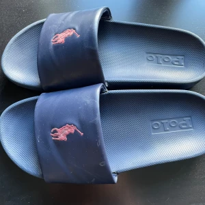 Blåa Ralph lauren tofflor - Tjenare! Säljer ett par schyssta Ralph lauren tofflor. Det är i rätt fint skick och de blir perfekt till sommaren. Skriv vid frågor! St 41