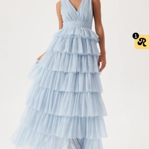 Blå Balklänning - Säljer min älskade balklänning med alla prislappar kvar! Nypris 1800, säljer pågrund av att jag köpte samma i rosa 