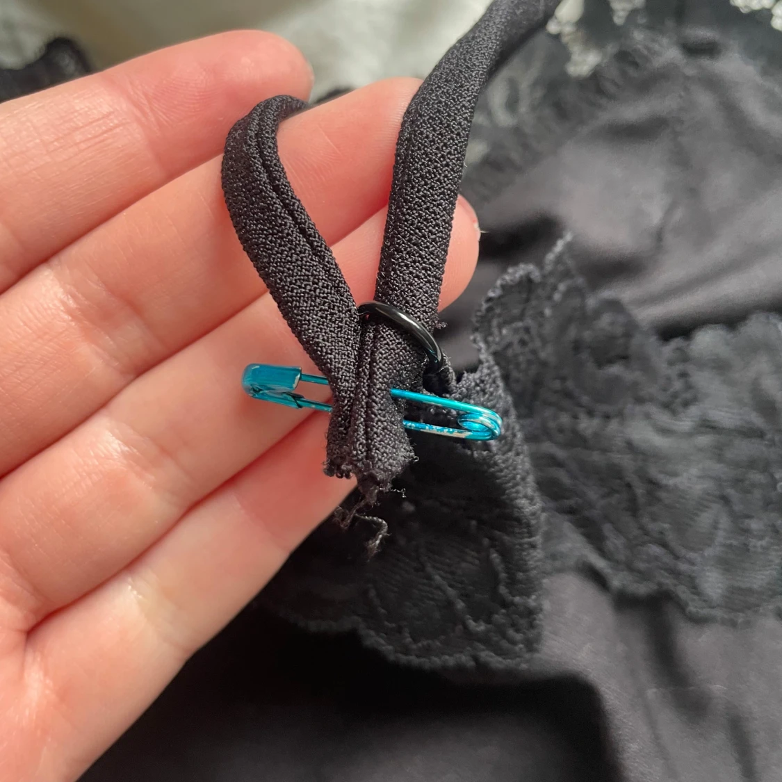 Svart spetslinne med smala axelband - 3