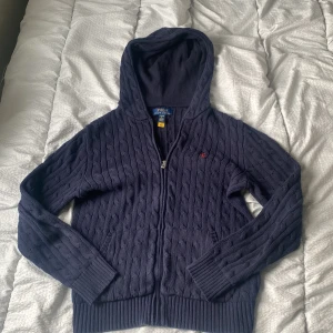 Ralph lauren hoodie - En fet Ralph lauren hoodie/kofta i storlek 14-16, utmärk skick och nypris är runt 1800 kr. Jag säljer för endast 499 kr ! Kan sänka pris vid snabb affär. Skriv om ni har frågor eller funderingar ✌️