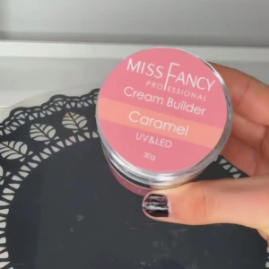Miss Fancy Professional Cream Builder Caramel - En burk med Miss Fancy Professional Cream Builder i färgen Caramel. Gelen har en krämig konsistens och en ljus karamellrosa nyans. För UV/LED-härdning, 30g. Perfekt för att bygga och forma naglar. Den är endast använd 3 pump ❤️ordinarie pris är 325