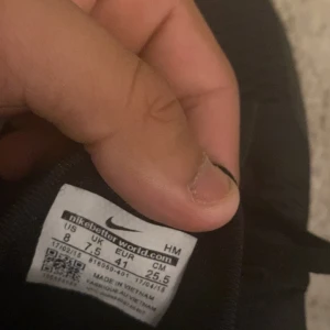 Svarta Nike Air Max sneakers 270s - Säljer ett par helsvarta Nike Air Max sneakers med klassisk luftsula och snörning. Skorna har en sportig design och är perfekta för dig som gillar streetwear. Snygga detaljer och bekväm passform. Sköna 270s. Helt nya skor inte använda köpte bara fel skostorlek 