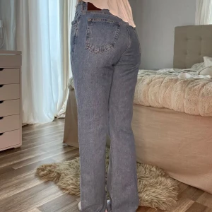 Blå low waist straight jeans - Säljer ett par klassiska blå jeans med låg midja och raka ben. Perfekta för dig som gillar en avslappnad stil🤍 (Jag är 1,69cm lång) Byxorna är använda 1 gång. 