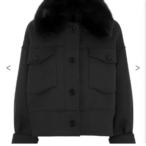 Meotine jacka Charlie - Snygg svart Meotine kappa med en lyxig pälsdetalj vid kragen. Jackan har knappar framtill och två fickor med lock på bröstet. Perfekt för en stilren look. Världens finaste jacka verkligen!! Använd fåtal gånger, storlek XS/S