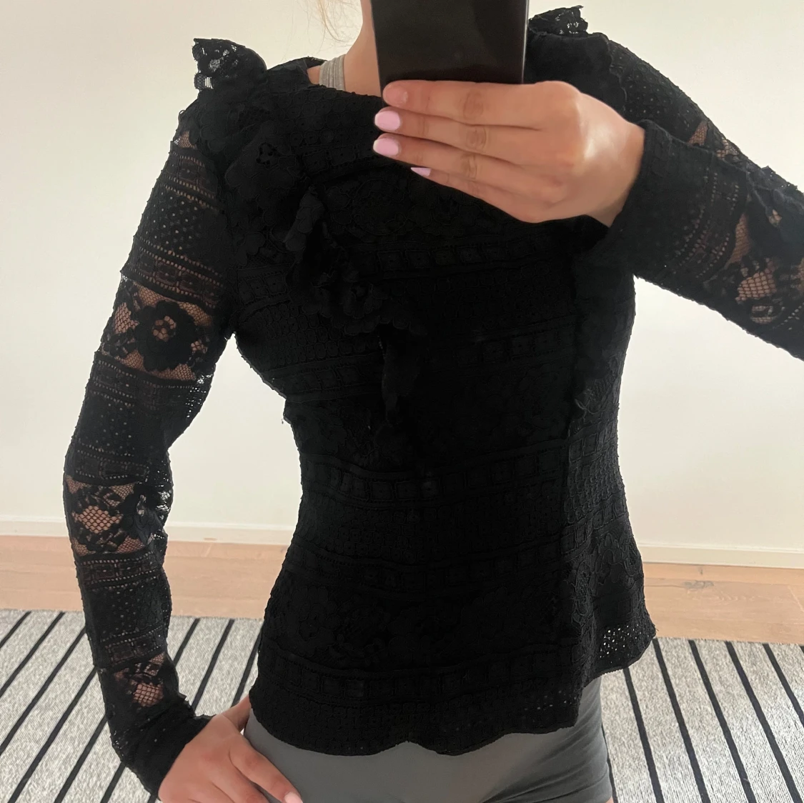Svart spetsblus med volangdetaljer - 3