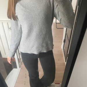 grå stickad tröja  - säljer denna fina gråa tröjan från vero moda. har två stycken men kan köpas en.