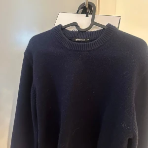 Mörkblå stickad tröja från Gina Tricot - Stickad tröja, knappt använd