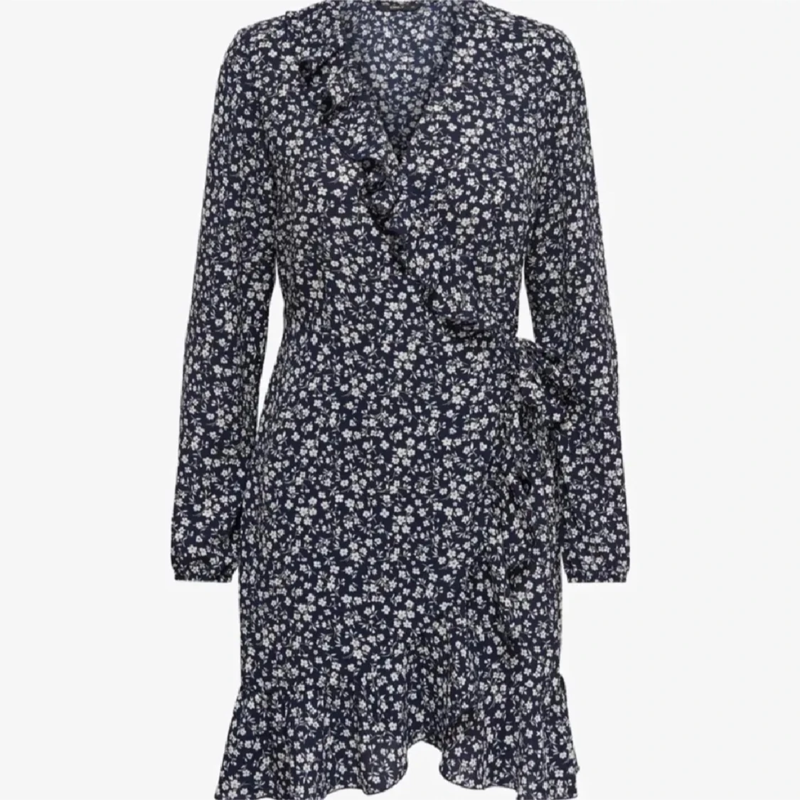 Marinblå blommig omlottklänning med volang - 2
