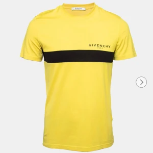 Gul t-shirt från Givenchy med svart detalj - Snygg gul t-shirt från Givenchy i storlek S T-shirten är Äkta! Köpt på NK i Göteborg, T-shirten har svart horisontell rand framtill och stor logga på ryggen. Perfekt inför sommaren!!