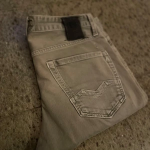 Replay  - Säljer dessa tvär feta replay jeans för ett bra pris. Färgen är grå/ biege (fråga om fler bilder). Pris är ej hugget i sten!