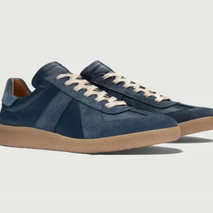 Oliver Cabell GATs blåa - Snygga blå sneakers från Oliver Cabell med ovandel i mocka och skinn, beige snörning och ljusbrun platt gummisula. Perfekta för dig som gillar stilrena och klassiska sneakers med modern touch. Skorna är helt nya, bara testade. Köpte skorna från USA och därför är priset så högt pga tull och frakt i den nuvarande situationen. Säljer skorna för att köpa andra. Priset jag betalade va 3000, säljer de för 2600.