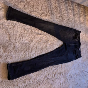 Replay svarta jeansbyxor Dave - Säljer nu ett par svarta Replay Dave jeans för att dem helt enkelt inte passar mig längre. Jeansen har används ett par tre gånger och är princip i nyskick. Storlek 29:32. Jeansen har en rak passform och är tillverkade i ett mjukt denimtyg. Perfekta för dig som gillar stilrena och tidlösa jeans.