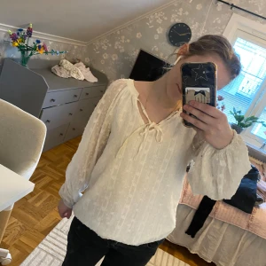 Blus - En jätte fin vit blus med knyt där framme. Jätte fint mönster. Perfekt till sommaren