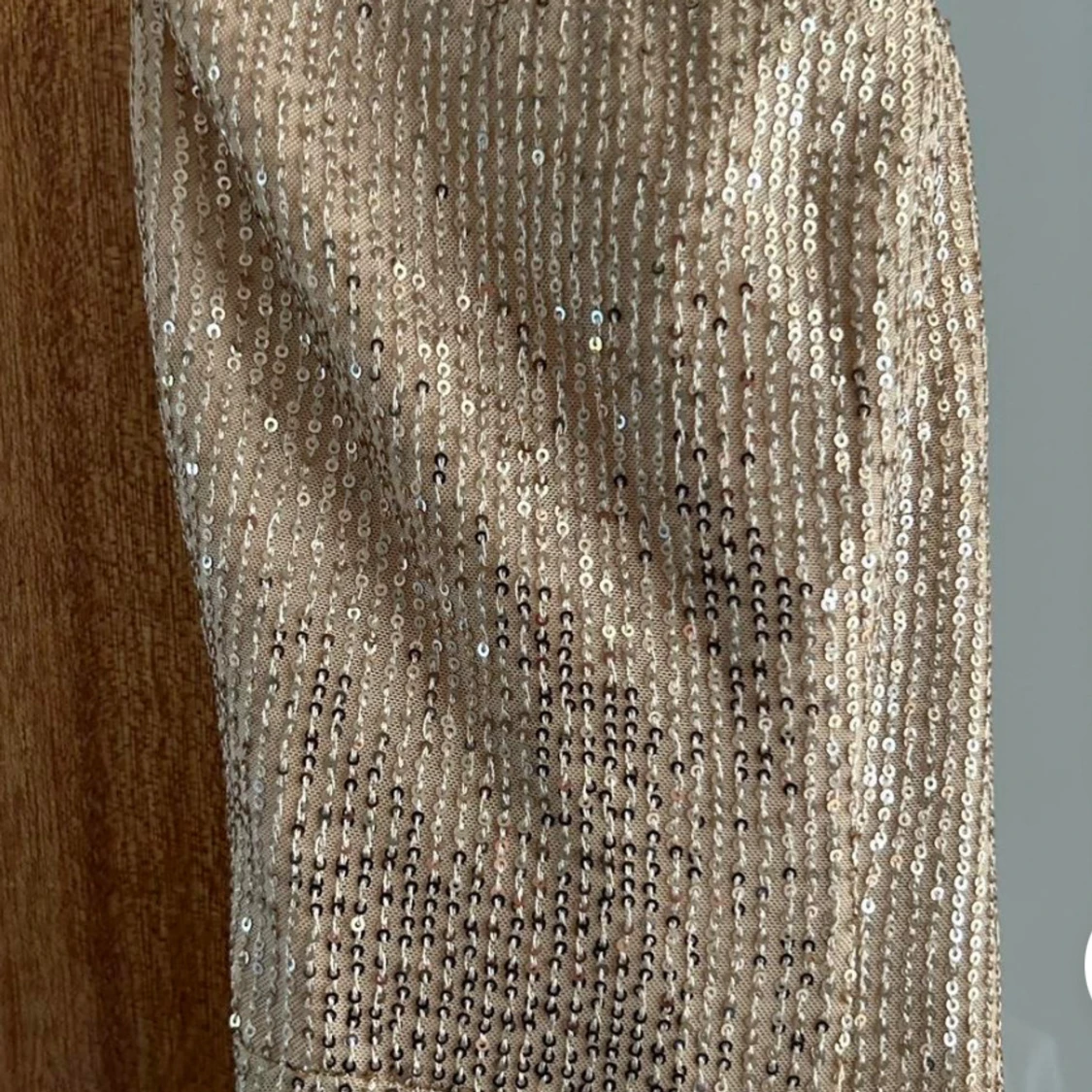 Champagnefärgad paljettklänning med slits - 3