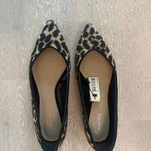 Leopardmönstrade ballerinaskor från Parfois - Säljer ett par ballerinaskor från Parfois med spetsig tå och leopardmönster. Köpta på Vinted men passade tyvärr inte mig😊prislappen är kvar så nästan som nya💕