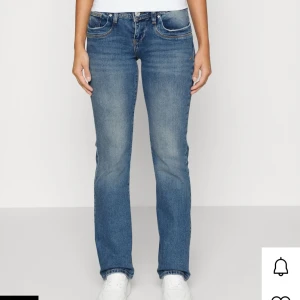 Blå straight jeans från LTB - Säljer dessa blå jeans från LTB med låg midja. Säljer jeansen då dom inte kommer till användning men dom är i väldig bra skick och så snygga!!