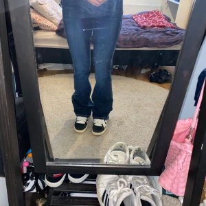 Mörkblå bootcut jeans med kontrastsömmar från H&M  - Säljer ett par mörkblå jeans med bootcut passform och snygga kontrastsömmar. Jeansen har klassisk femficksdesign. Det är Low/mid waisted. Jag är 161 cm och det är lite för långa för mig skulle säga att det passar någon som är 165+ cm. För funderingar eller om de behövs fler bilder är det bara att skriva. Byxorna köptes för över 300 kr så ett ganska bra pris men kan tänka mig gå ner 💞🩷🤗använd 1 gång 