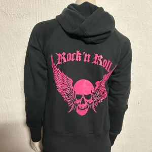 HUVJACKA med tryck bak storlek M - Helt ny HUVJACKA. Storlek M. Tufft specialtryck i cerise bak. 