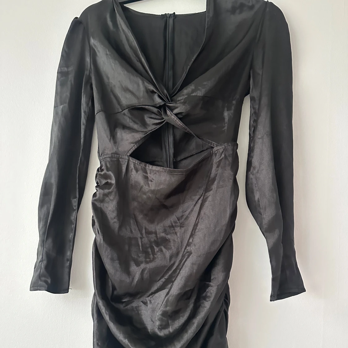 Svart långärmad satin klänning med twist-detalj - 1