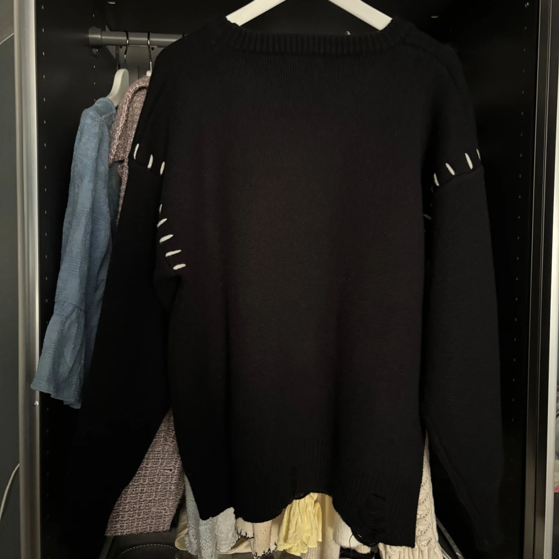 Svart stickad tröja med texten 'Magical' - 2