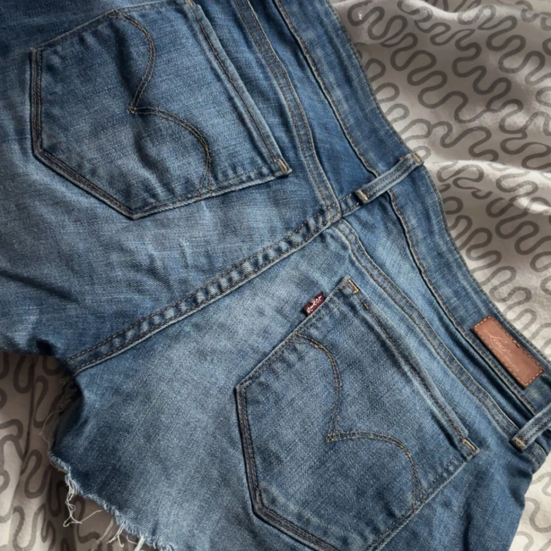 Levi's jeansshorts med råa kanter