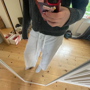 Vita linnebyxor🤍 - Säljer ett par vita, luftiga linnebyxor från Soyaconcept med bred resår i midjan och knytband. Byxorna har en loose passform och raka, vida ben. Perfekta för varma dagar och enkel att styla med olika toppar🫶🏻