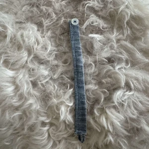 Ljus och mörkt Jeansarmband!!  - Jeans armband i både ljus och mörkt jeans. 🌸🔥💝30 kr för en, 50 kr för både!! 
