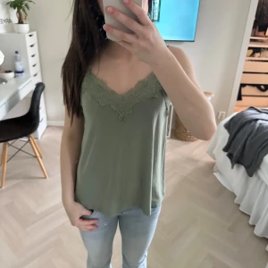 Grön linnetopp med spets - Super snygg till sommaren. Storlek XS och jätte najs material att ha på sig. Ny fårn New yourker aldrig använd. 