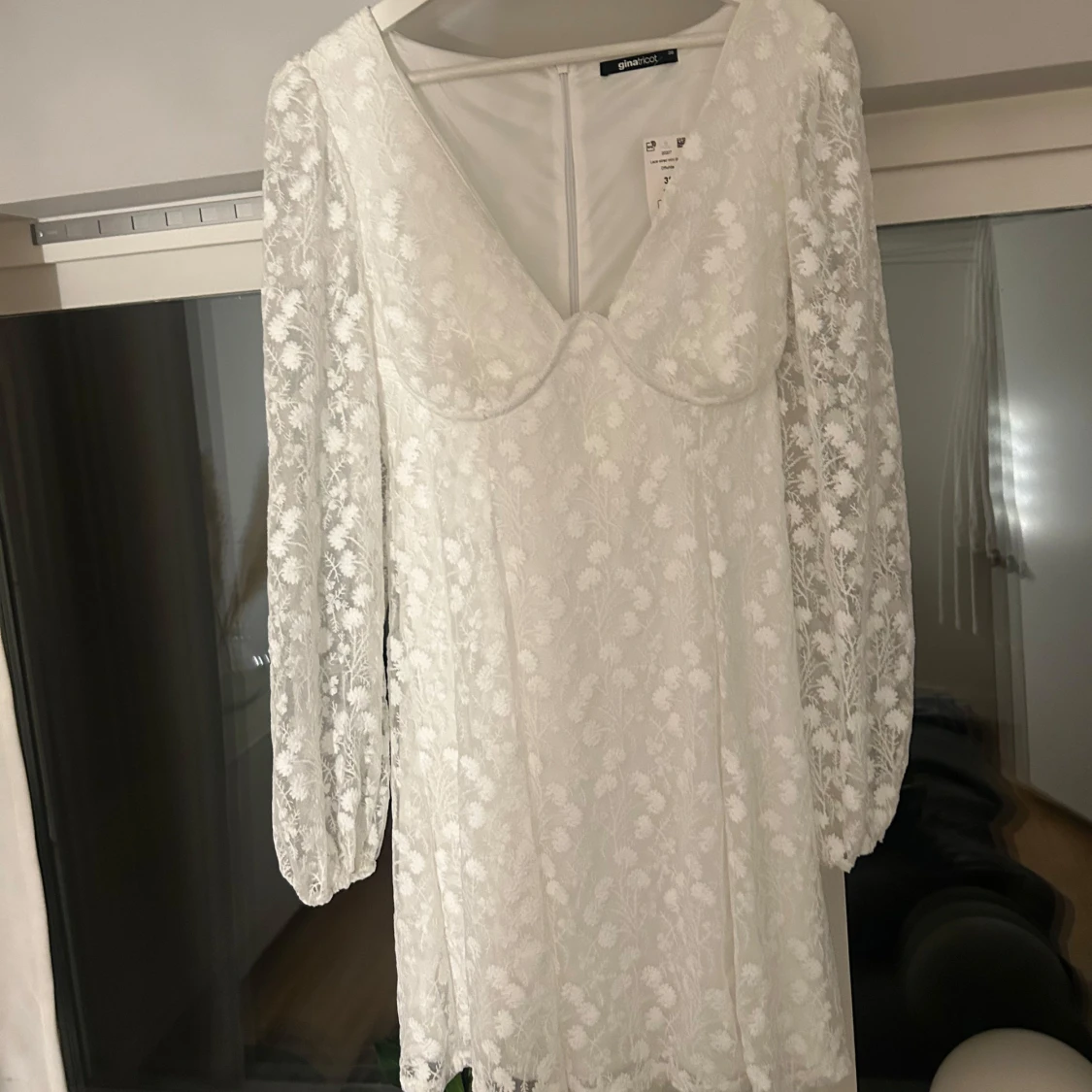 Vit blommig klänning - 2
