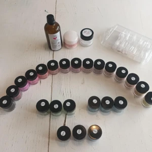 Akryl pulver och annat tillbehör! - hej! jag säljer mina akryl pulver. det är 24 färger plus 2 andra akryl pulver från annat märke, säljer även akryl vätska och nagel tippar. Har använt 2 färger resten är aldrig använda och oöppnade. akryl vätskan är också använd men det finns kvar. Pris går att diskutera!