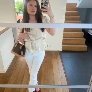 Vita jeans - Säljer ett par vita jeans från Lee. Passar till många olika outfits och perfekt till sommaren. Jag är 170cm och normal breda ben 😁