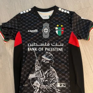  Palestine T Shirt - Hej! Jag säljer en Palestina T shirt från företaget ”Capelli”, de säljer mycket tröjor från olika länder, som tex Palestina, USA, Brasilien osv. Denna t shirten är i nyskick, den är aldrig använt, bara att prislappen är borta. Materialet är jätteskön som är perfekt för sommaren. STORLEK : S NYSKICK. Varan skickas under samma dag om du har beställt innan 20.00, annars så fraktas den nästa dag!  Mvh