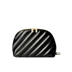 Svart quiltad necessär från Yves Saint Laurent - Säljer en svart quiltad necessär från Yves Saint Laurent med diagonal mönstring och guldfärgade dragkedjor. Perfekt för att förvara smink eller småsaker. Klassisk och stilren design med lyxig känsla. Helt ny I originalförpackning. Kom gärna med prisförslag OM DU HAR TÄNKT FULLFÖLJA KÖPET!