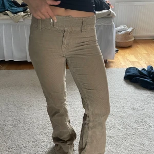 Beiga bootcut manchesterbyxor  - Supersnygga manchesterbyxor med låg midja o bootcut! Snygg knäppning fram och utan fickor både fram o bak🌼 ena spännet i knäppningen har blivit lite slitet runt, men funkar fortfarande perfekt att ”knäppa”.