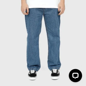 Blå baggy jeans från Fast Times - Säljer ett par blå baggy jeans från Fast Times med klassisk femficksdesign och knappgylf. Jeansen har raka, vida ben och tydliga kontrastsömmar. Perfekta för en avslappnad streetstil. Nypris 1000 kr 🤠