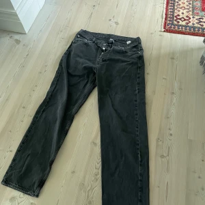 Svarta jeans från Sweet SKTBS - Säljer ett par svarta jeans från Sweet SKTBS. Klassisk femficksmodell med raka ben och normal passform. Jeansen är tillverkade i denim och har en enkel design utan extra detaljer. Perfekta för en avslappnad stil.