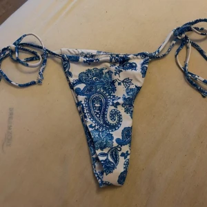 Bikini underdel - En söt bikini underdel från Shein helt oanvänd bara provad men satt inte bra på mig och de är för stor. Storlek S men skulle nog säga att den är mer som en M i storleken.