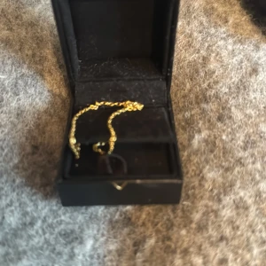 Guldig Maria Nilsdotter kedja - Utan några defekter säljer då jag har andra kedjor, kan tänka mig byta mot chaus Queen eller bitten earing annars i silver eller guld och kan även gå ner i pris vid snabb affär💓