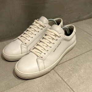 Saint Laurent  - Tja! Säljer nu dessa hel vita Saint Laurent skorna. De är använda men nästan i helt nytt skick ändå. Storlek 42 och passar perfekt som så. Ingen låda eller dustbag medföljer. Hör av vid frågor!