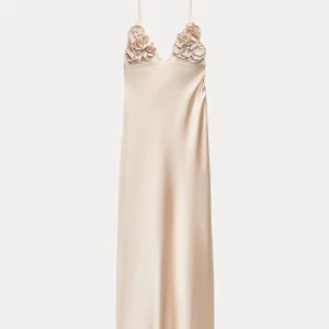 Champagnefärgad långklänning i satin - Långklänning från Zara i champagnefärgad satin med smala axelband och dekorativa volangdetaljer vid bysten. Aldrig använd, med prislapp kvar💕